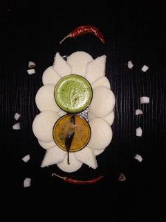 ઈડલી સાંભાર કોકોનટ ચટણી સાથે (idli sambhar with coconut chutney Recipe In Gujarati) રેસીપી મુખ્ય ફોટો