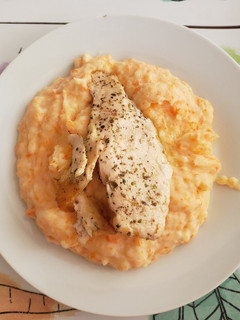 Una foto de Puré de papas y zanahoria con pollo al horno