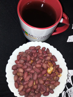 A picture of Oven roasted peanuts 😋.