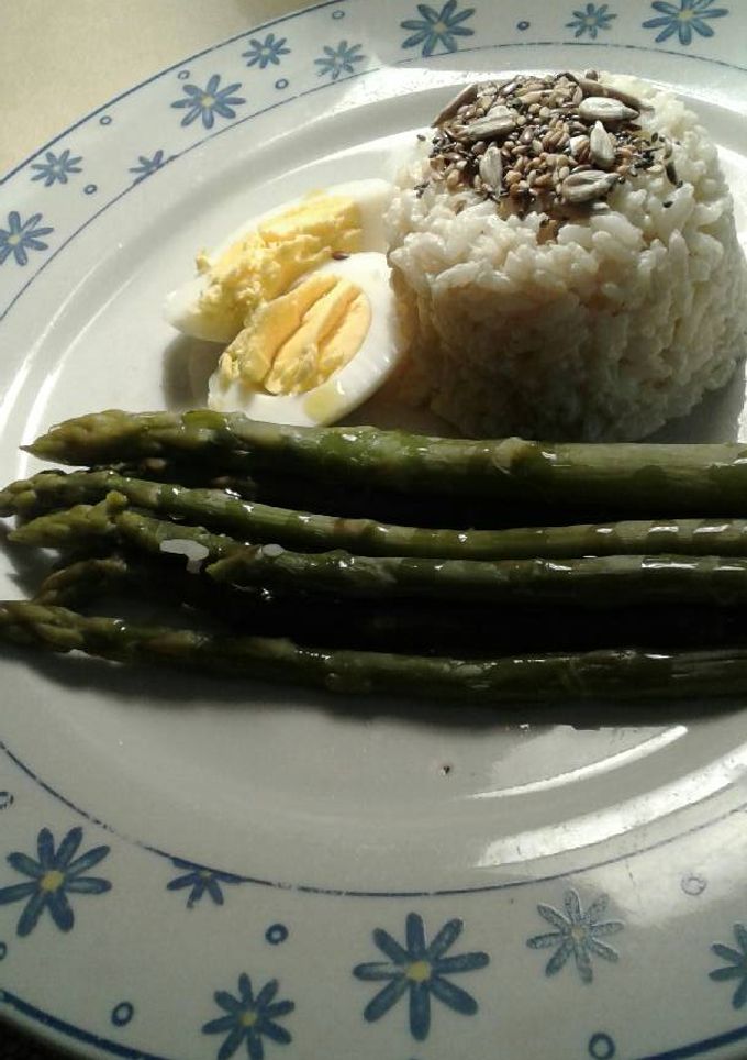 Una foto de Espárragos con arroz