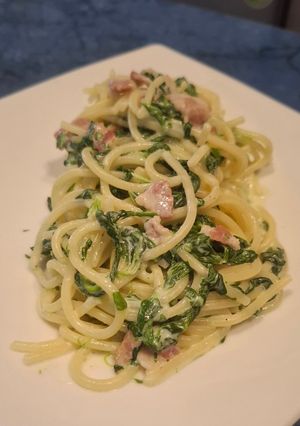 Spenótos baconos tészta recept fotója