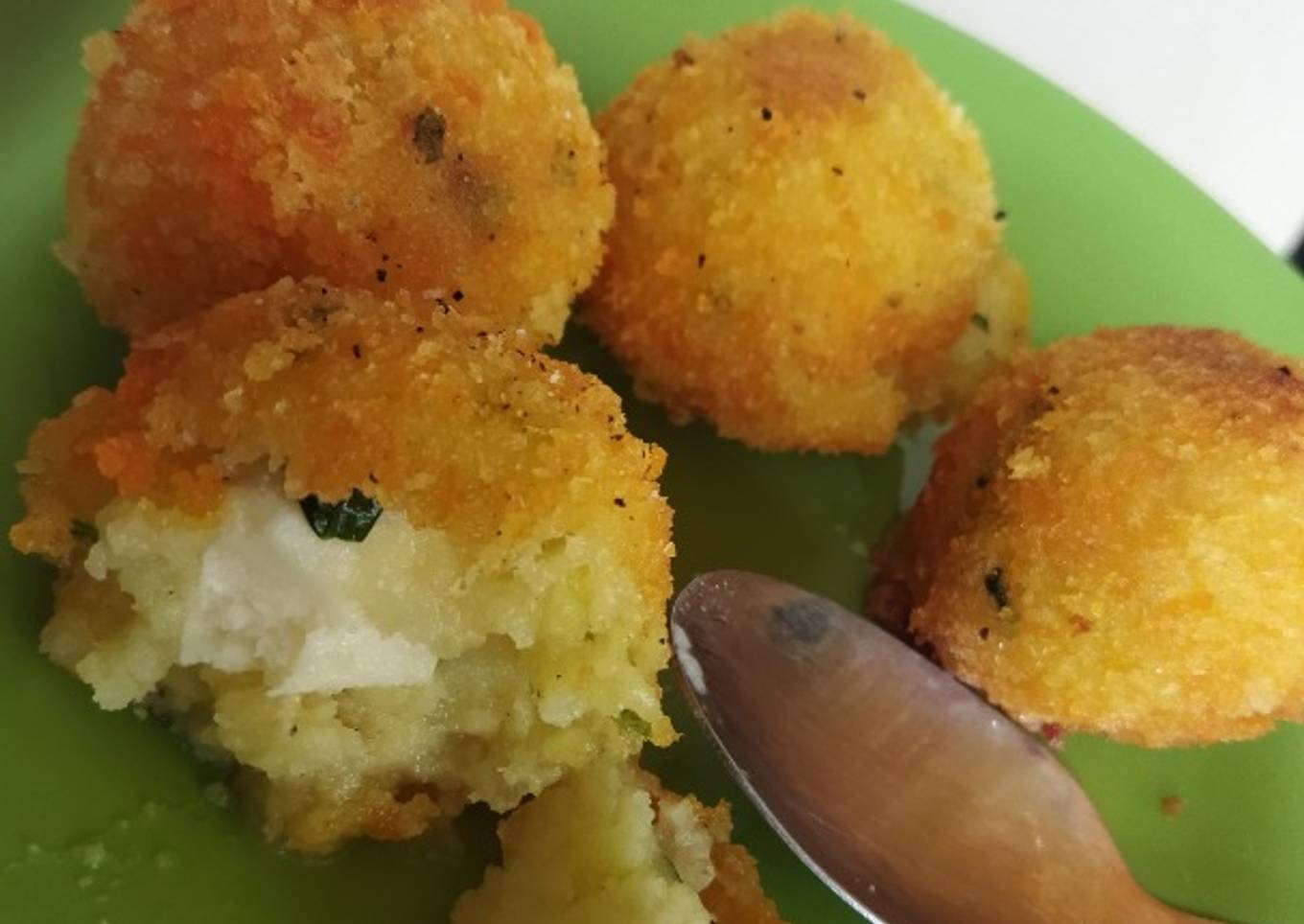 Bola kentang keju (frozen food)