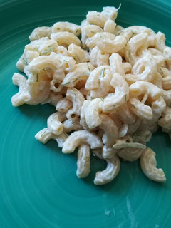Una foto de Pasta corta fría con eneldo