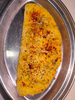 હોમ મેડ ગાર્લિક બ્રેડ(home made garlic bread recipe in gujarati) રેસીપી મુખ્ય ફોટો