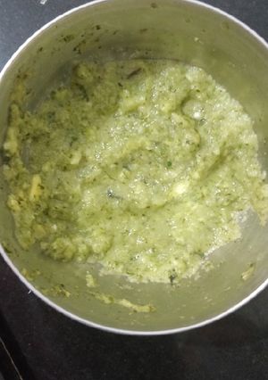 A picture of Mango mint chutney.