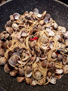 Foto di Spaghetti alle vongole (con tante vongole!)