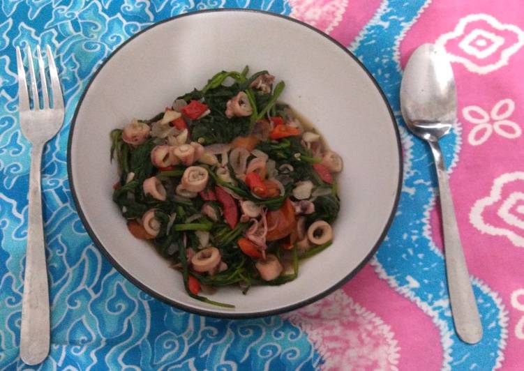 Tumis kangkung dengan cumi asin