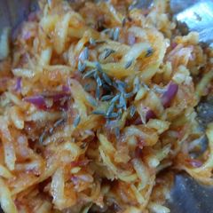 A picture of Kanda-Keri (Onion-Mango Pickle).