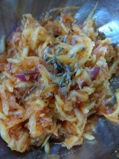 A picture of Kanda-Keri (Onion-Mango Pickle).