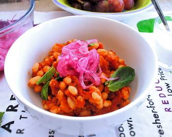 Popular Cuisine Vegetarian chili with pickled red onions Delicious and Healthy