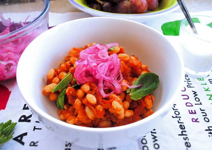 Vegetarian chili with pickled red onions