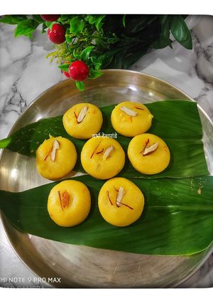 झटपट मिल्कपावडर पासून केशर पेढे.. (Instant Milk Powder Kesar Peda Recipe In Marathi) रेसिपी चे मुख्य फोटो 
