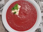 Una foto de sopa de remolacha