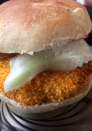 Una foto de Sándwich de Nuggets de pollo (con pan de maíz)