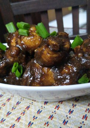A picture of Smokey dates chicken.