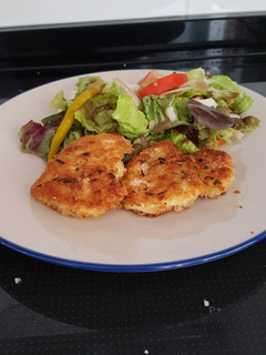 Una foto de Pollo rebozado con panko y cebollino