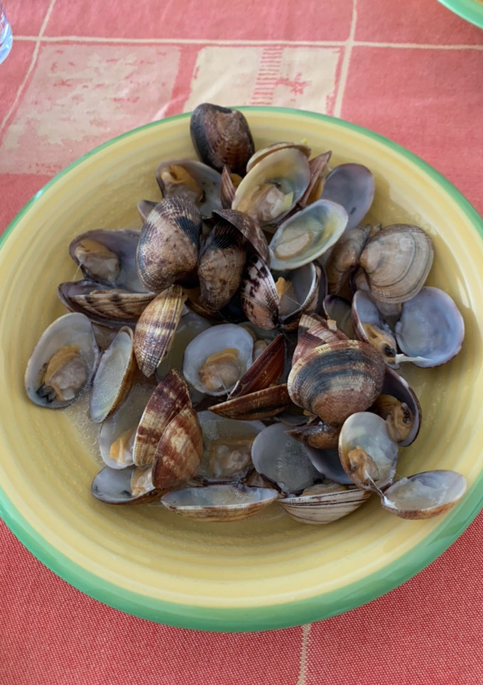 Una foto de Almejas al ajillo