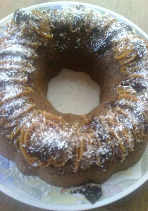 Una foto de Budín de chocolate, dulce de leche y coco rallado