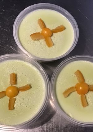 Une photo de Crèmes pistache,orange et mirabelles du jardin