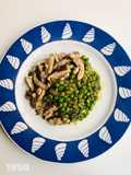 Guisantes con pollo y cebolla morada