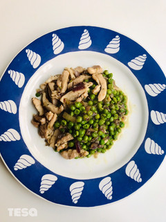 Una foto de Guisantes con pollo y cebolla morada
