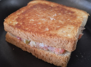 Una foto de Sándwich🥙🥪fresco🌿de Atún🌰🥑🍅