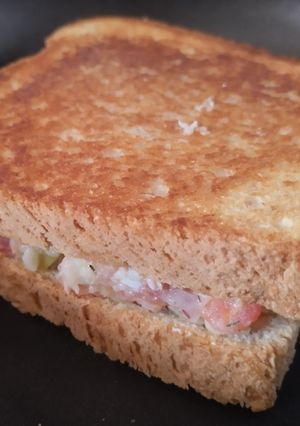 Una foto de Sándwich🥙🥪fresco🌿de Atún🌰🥑🍅