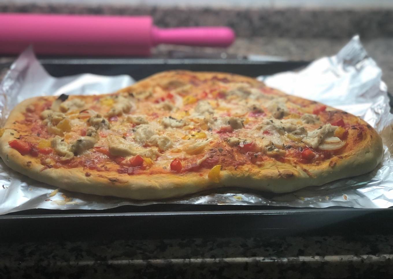 Pizza casera San Valentín (pollo, pimientos y cebolla)