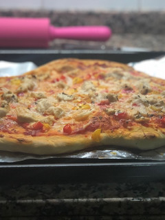 Una foto de Pizza casera San Valentín (pollo, pimientos y cebolla)