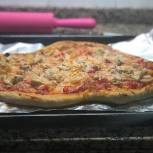Pizza casera San Valentín (pollo, pimientos y cebolla)