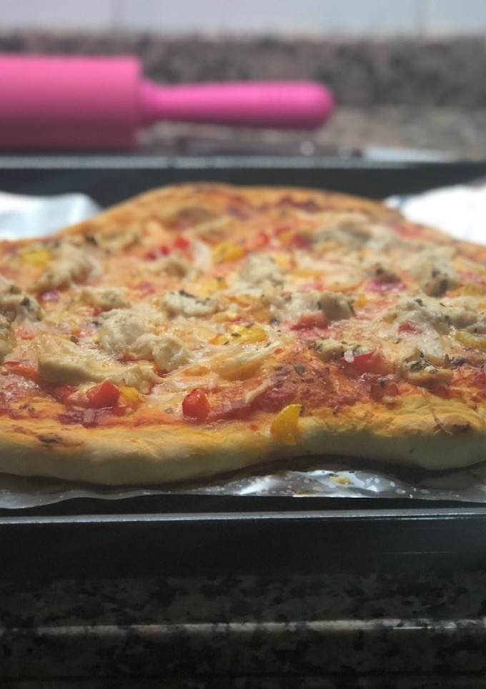 Una foto de Pizza casera San Valentín (pollo, pimientos y cebolla)