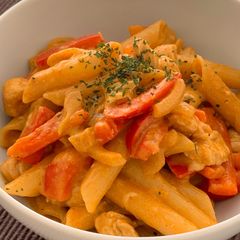 A picture of Creamy chicken paprika pasta.