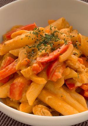 A picture of Creamy chicken paprika pasta.