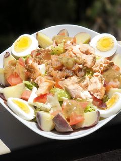 Una foto de Ensalada de papa y salmón con salsa de eneldo