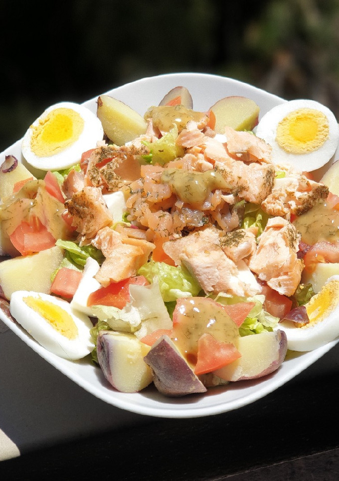 Una foto de Ensalada de papa y salmón con salsa de eneldo