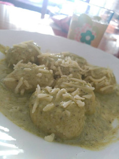 Una foto de Ñoquis rellenos de pesto con queso de cabra