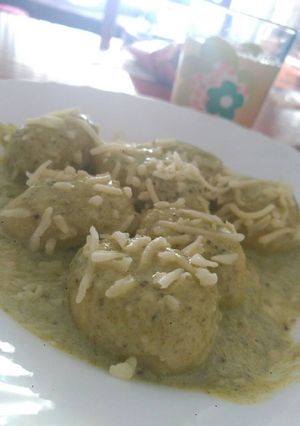 Una foto de Ñoquis rellenos de pesto con queso de cabra