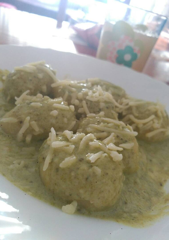 Una foto de Ñoquis rellenos de pesto con queso de cabra