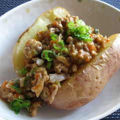 A picture of Jacket Potato With Spicy Miso Pork.