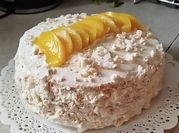 Una foto de torta de durazno y chantilly
