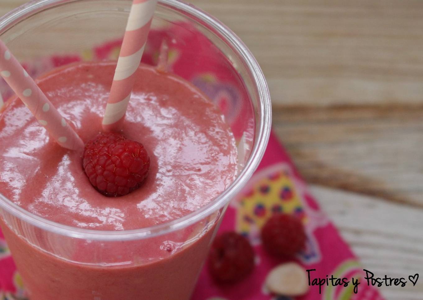 Smoothie de frambuesas, plátanos y almendras