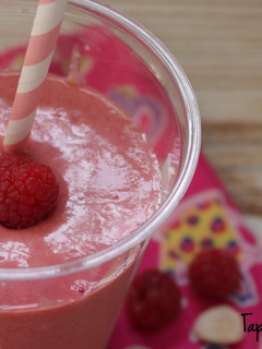 Una foto de Smoothie de frambuesas, plátanos y almendras