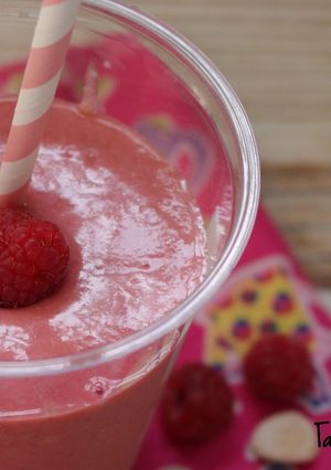 Una foto de Smoothie de frambuesas, plátanos y almendras