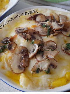 Una foto de Ñoquis caseros con bechamel y setas al aceite de trufa