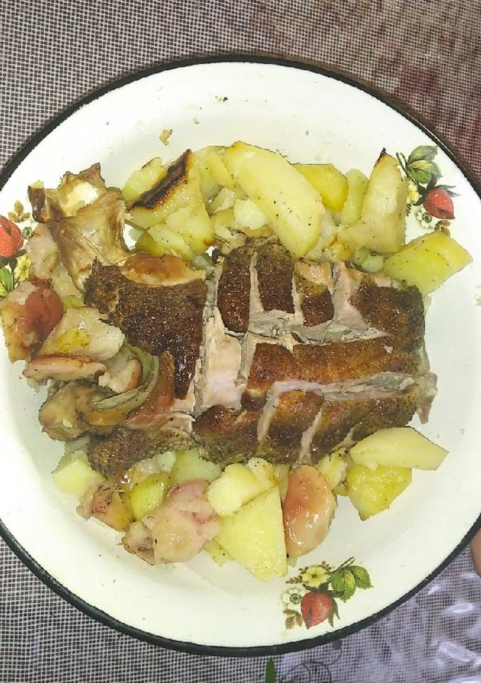 Утиная грудка с картофелем и яблоками