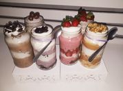Una foto de blueberry con chantilly