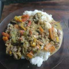 Una foto de Verduras, carne y una riquísima salsa!