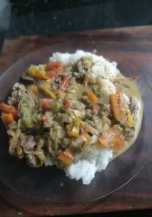 Una foto de Verduras, carne y una riquísima salsa!