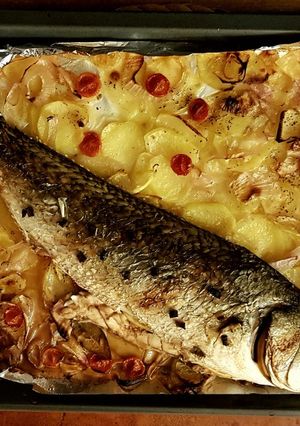 Foto principal de Corvina al horno con lecho de patatas y cebolla