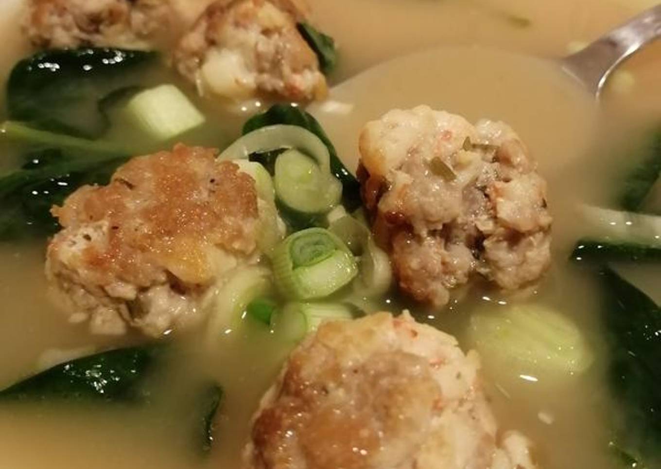 Albóndigas de cerdo y gambas en caldo aromático